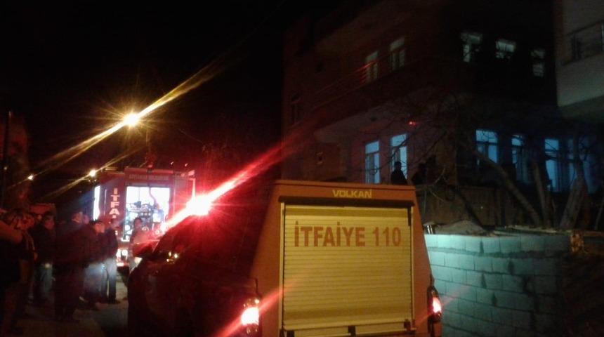 &Ccedil;atıdaki odunluk yandı