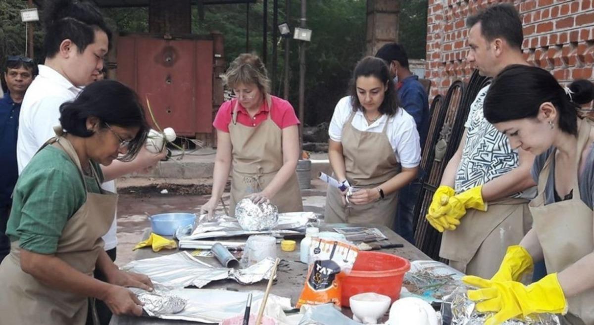 DP&Uuml;&rsquo;l&uuml; iki &ouml;ğretim &uuml;yesi Hindistan&rsquo;da seramik sempozyumuna katıldı