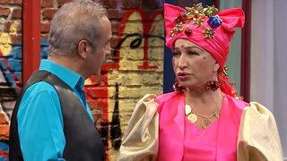 Çok Güzel Hareketler 2 yılbaşı bölümünde Demet Akbağ ve Bir Demet Tiyatro sürprizi