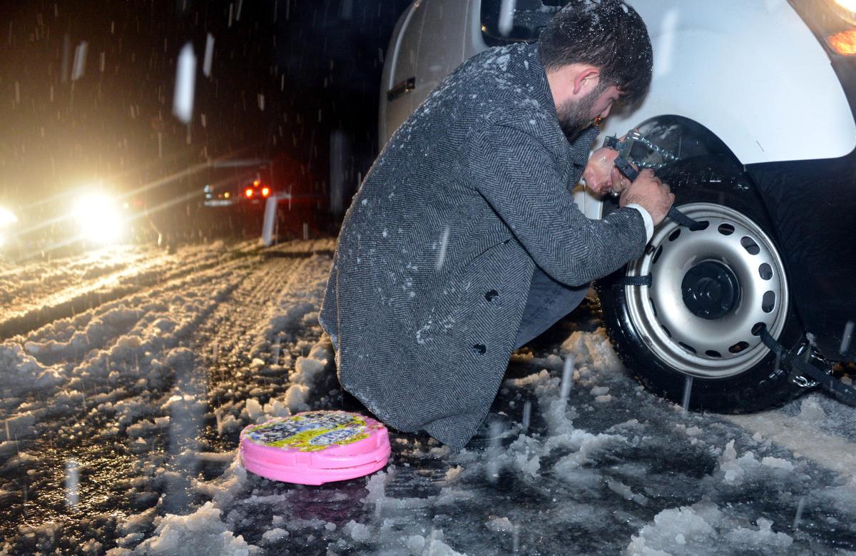 Kahramanmaraş- G&ouml;ksun karayolu 'kar' nedeniyle ulaşıma kapandı! Okullar tatil edildi!