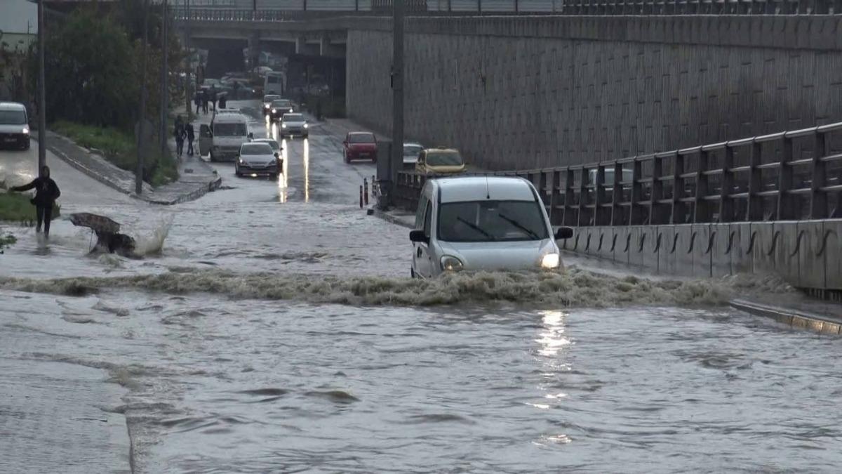 Kuşadası&rsquo;nda yağış az kalsın can alıyordu