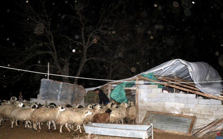 Erzincan’da fırtına çatıları uçurdu ağaçları kökünden söktü! G2