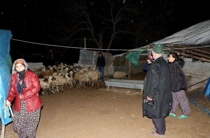 Erzincan’da fırtına çatıları uçurdu ağaçları kökünden söktü! G3
