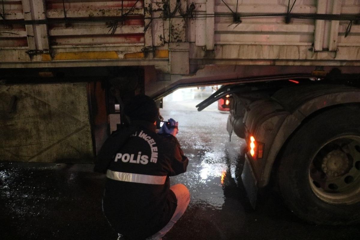TIR'ları teker teker incelediler! Ekipleri alarma ge&ccedil;iren ceset!
