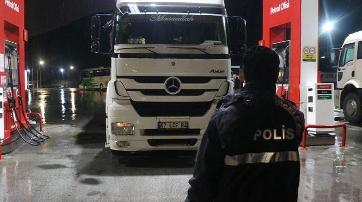 TIR'ları teker teker incelediler! Ekipleri alarma geçiren ceset! G2