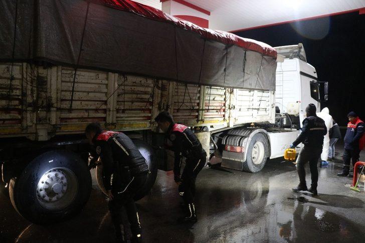 TIR'ları teker teker incelediler! Ekipleri alarma geçiren ceset! G4