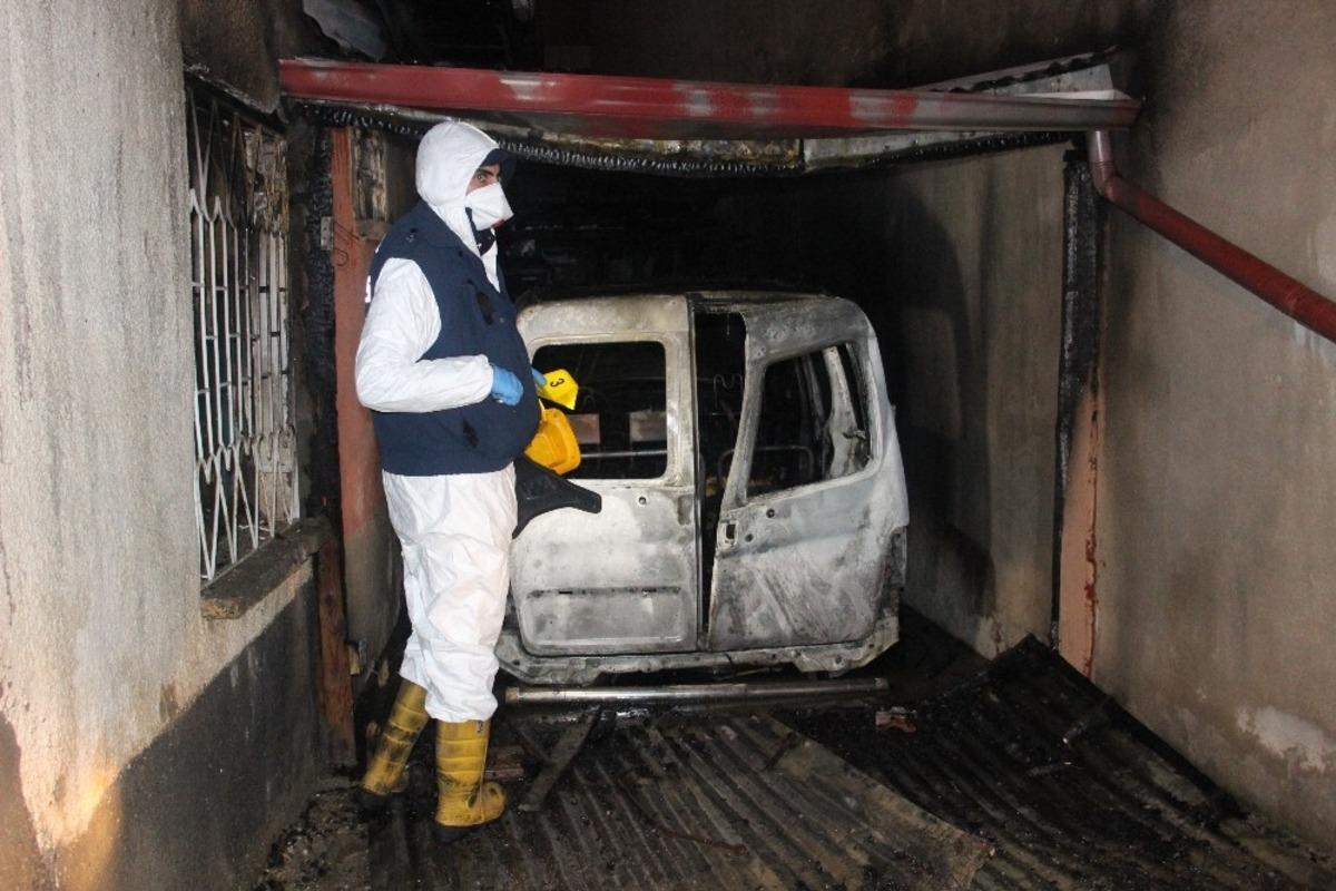 Garajda park halindeki ara&ccedil; alev alev yandı!