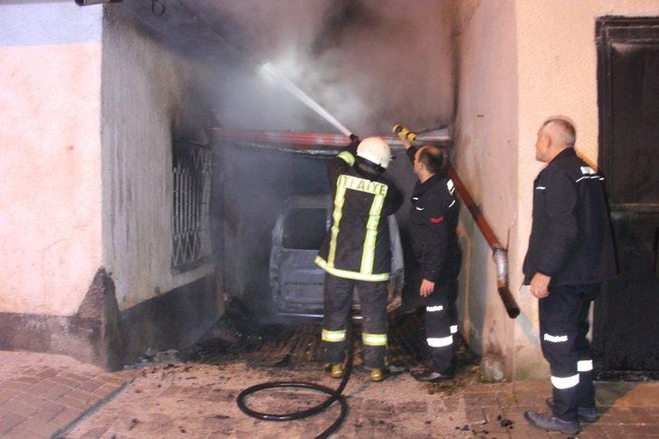 Garajda park halindeki araç alev alev yandı! G2