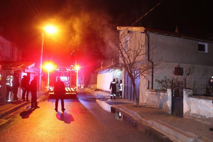 Garajda park halindeki araç alev alev yandı! G3