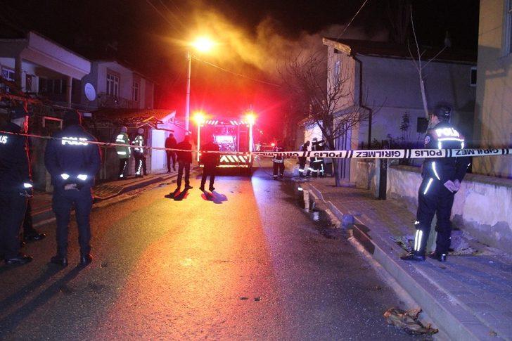 Garajda park halindeki araç alev alev yandı! G4