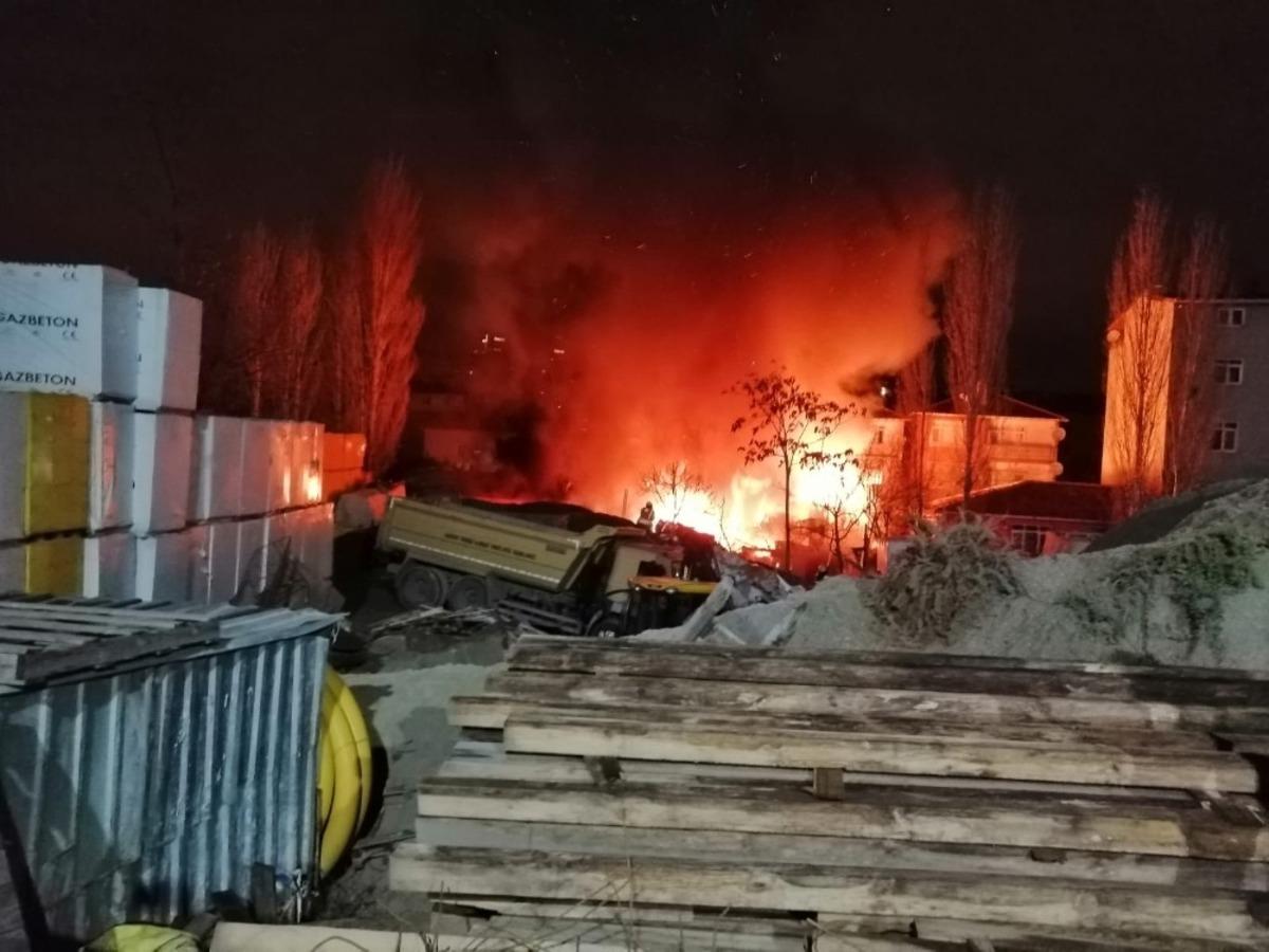 İstanbul'da korkutan yangın! Gecekondu alev topuna d&ouml;nd&uuml;!