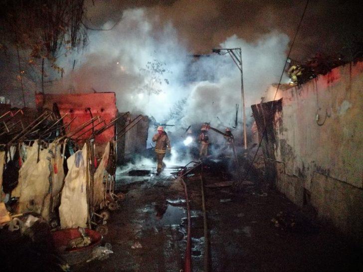 İstanbul'da korkutan yangın! Gecekondu alev topuna döndü! G3