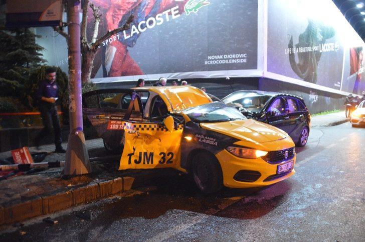 Şişli'de feci kaza! Ticari taksi hurdaya döndü! G2