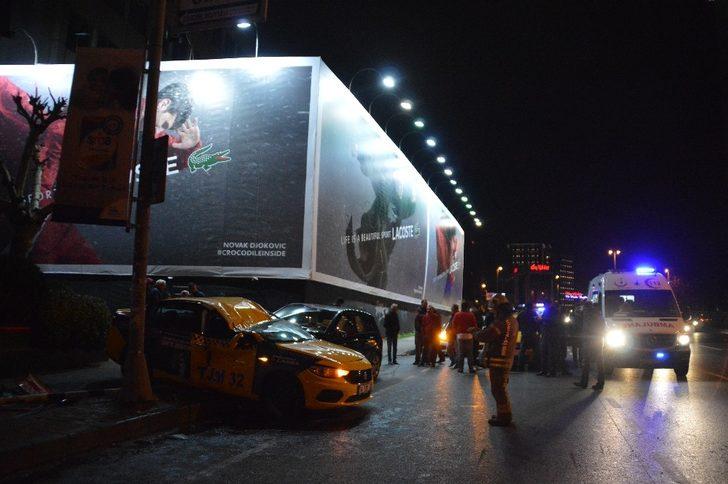 Şişli'de feci kaza! Ticari taksi hurdaya döndü! G3