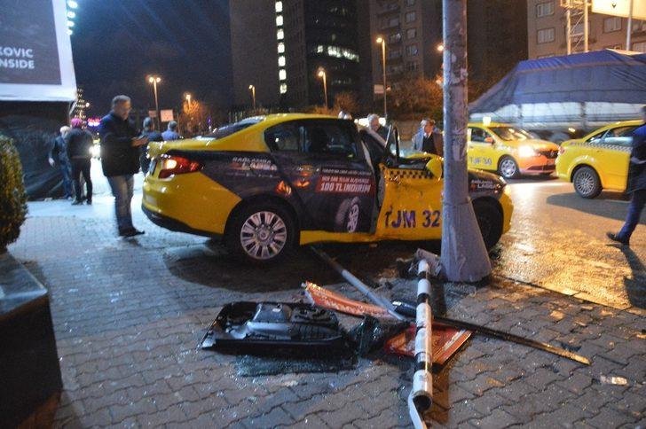 Şişli'de feci kaza! Ticari taksi hurdaya döndü! G4