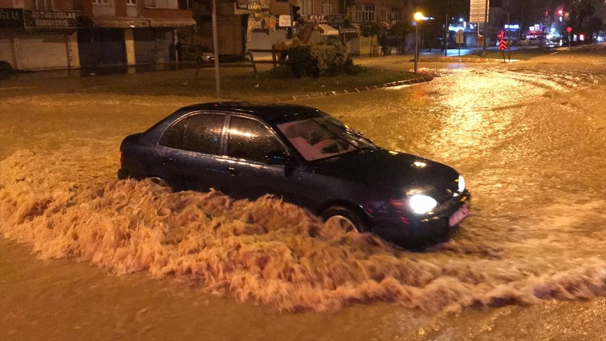 Adana'da kanallar taştı yollar kapatıldı! Polisler g&ouml;reve &ccedil;ağrıldı!