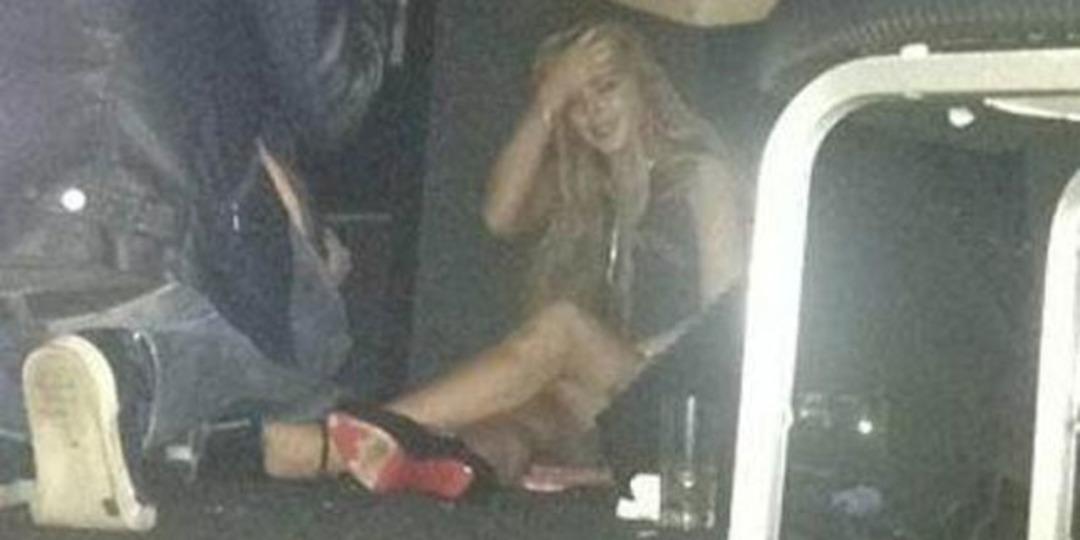 Masanın altına saklandı