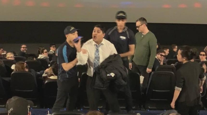 Star Wars hayranı öfkeli adam, film sırasında telefonuyla oynayan bir izleyiciyi yumrukladı