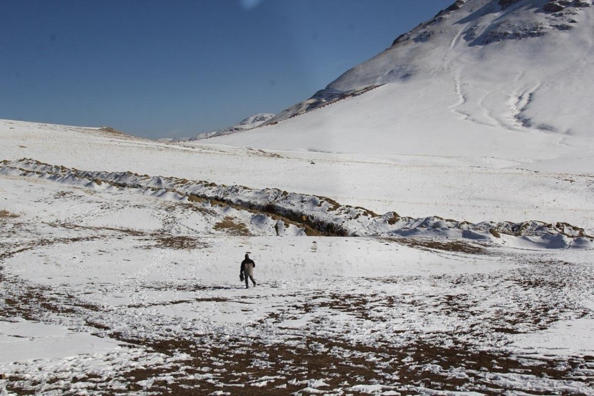 İran sınırında donarak &ouml;lm&uuml;ş bir erkek cesedi bulundu