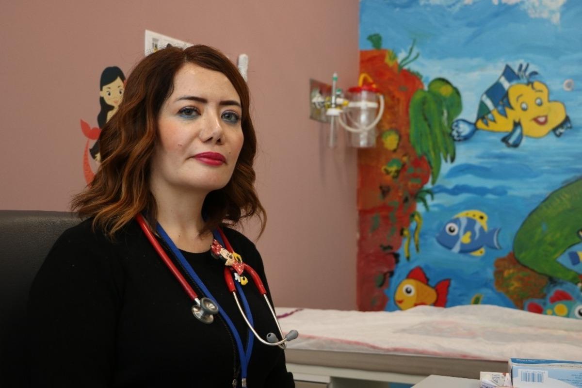 Yemek yerken tablet ve &ccedil;izgi film ile oyalanan &ccedil;ocuklar tehlikede