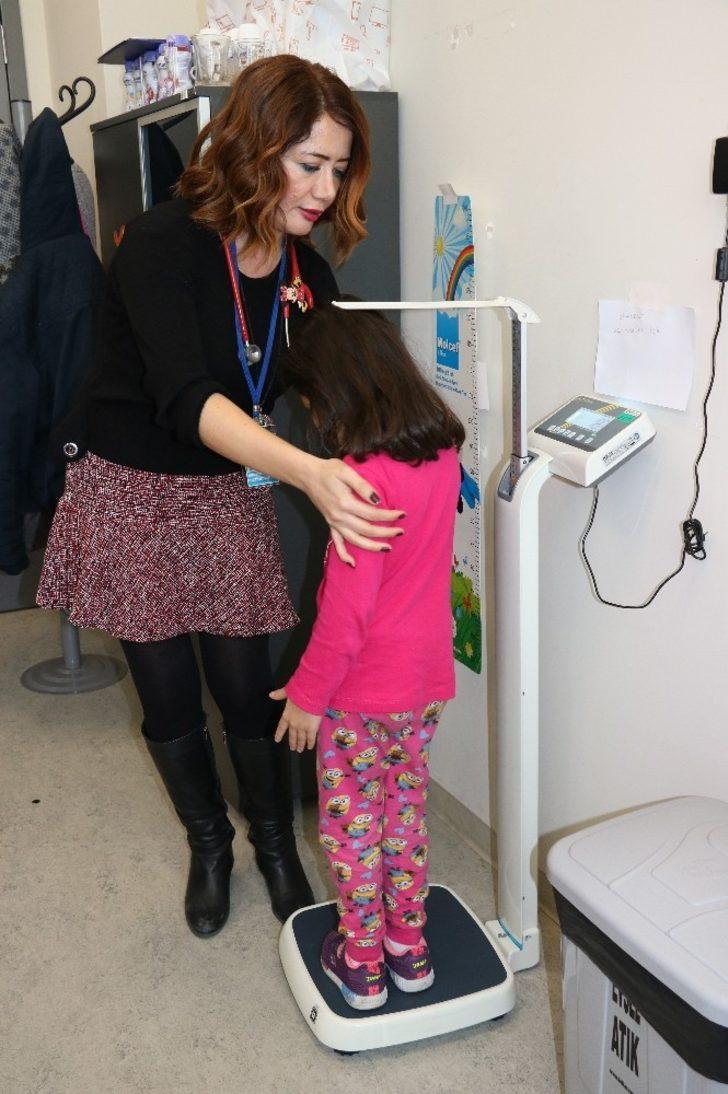 Yemek yerken tablet ve çizgi film ile oyalanan çocuklar tehlikede G3