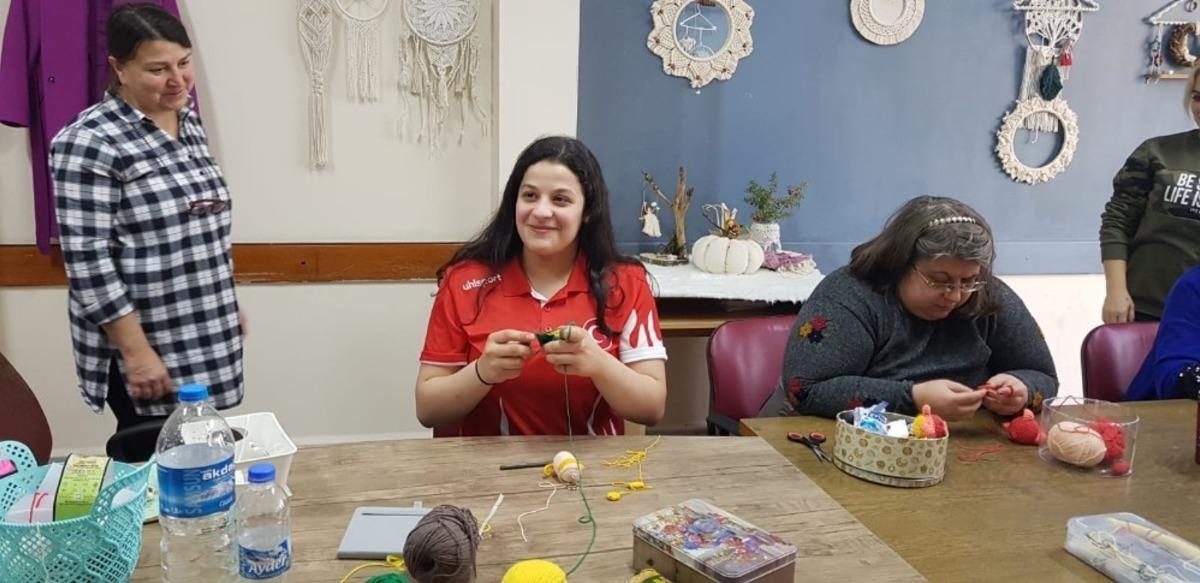 Şampiyon Esma Alper &ccedil;ini boyadı, bebek &ouml;rg&uuml;s&uuml; yaptı