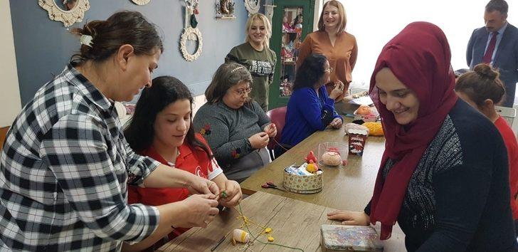 Şampiyon Esma Alper çini boyadı, bebek örgüsü yaptı G3
