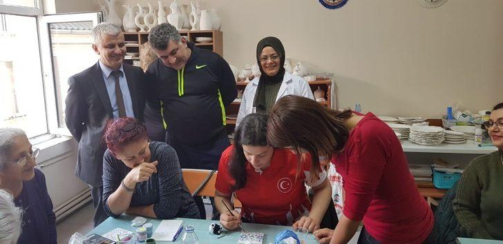 Şampiyon Esma Alper çini boyadı, bebek örgüsü yaptı G4