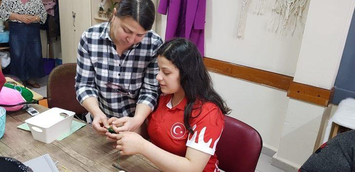 Şampiyon Esma Alper çini boyadı, bebek örgüsü yaptı G5