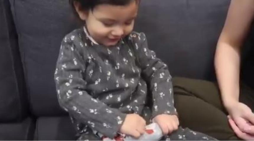 Babasını ters köşe yaptı! Kötü hediyeye verdiği tepki viral oldu