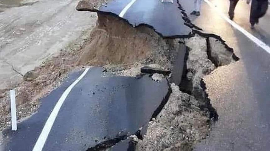 Adana&rsquo;da karayolu &ccedil;&ouml;kt&uuml;! Korkutan g&ouml;r&uuml;nt&uuml;