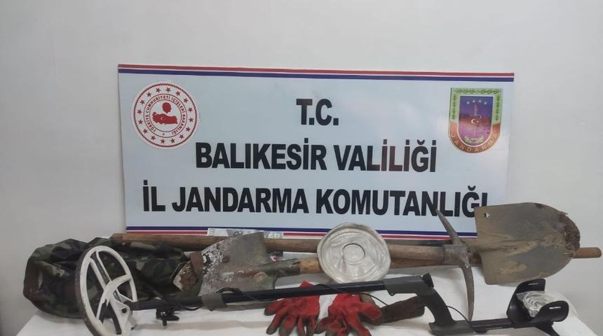 Balıkesir&rsquo;de ka&ccedil;ak kazı yapan 3 kişi su&ccedil;&uuml;st&uuml; yakalandı