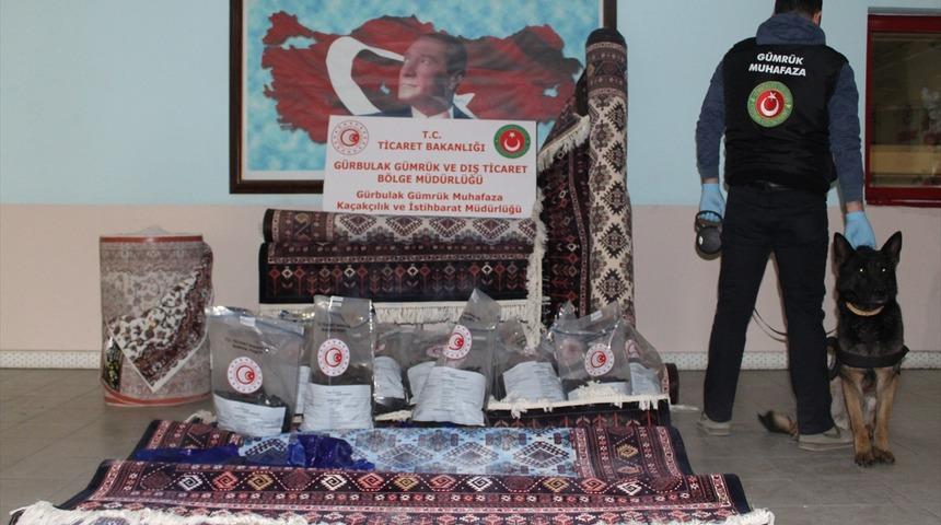 Halıların içinden afyon sakızı çıktı