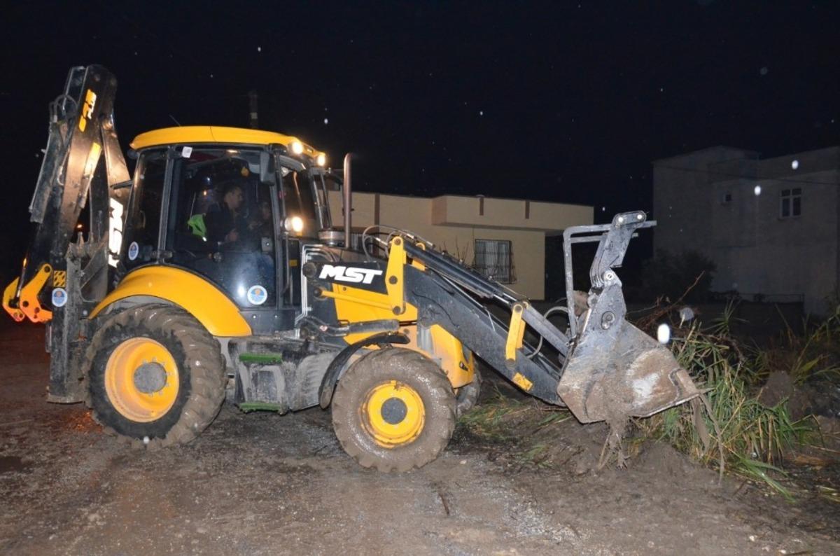 B&uuml;y&uuml;kşehir ekipleri, Tarsus&rsquo;a bağlı mahallelerde de su tahliyesi yaptı
