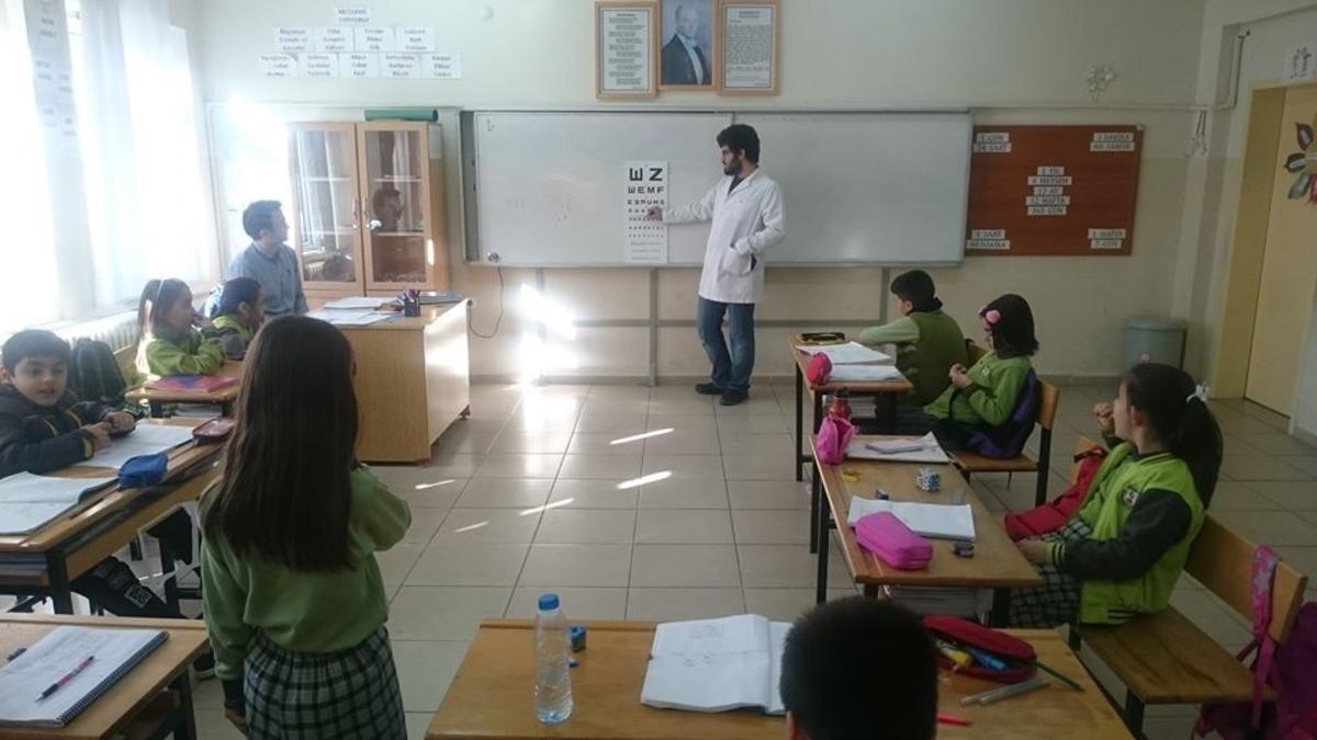 İlkokul &ouml;ğrencilerine g&ouml;z muayenesi