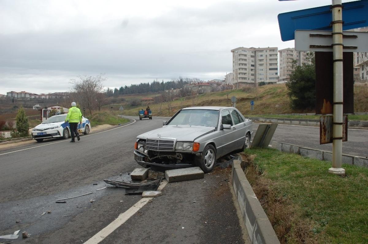 Otomobiliyle ref&uuml;je &ccedil;arpan 73 yaşındaki s&uuml;r&uuml;c&uuml; yaralandı