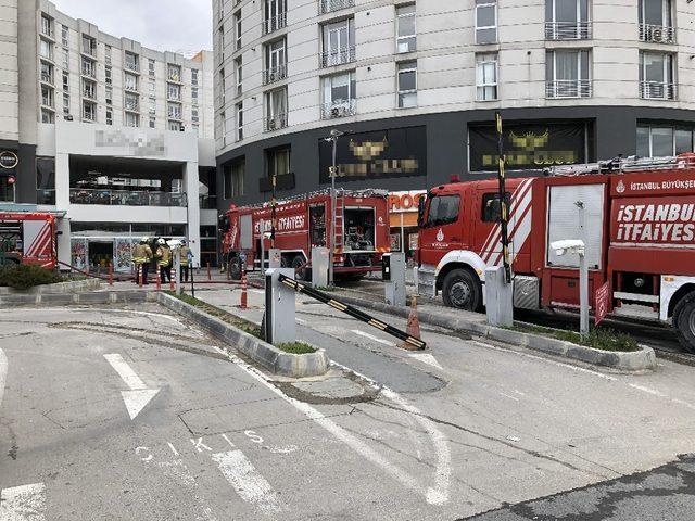 Beylikdüzü’nde AVM’de yangın paniği