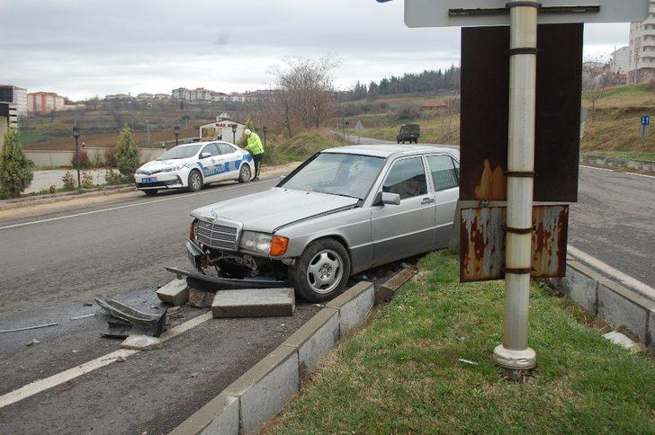 Otomobiliyle refüje çarpan 73 yaşındaki sürücü yaralandı G2