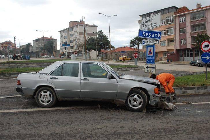 Otomobiliyle refüje çarpan 73 yaşındaki sürücü yaralandı G4