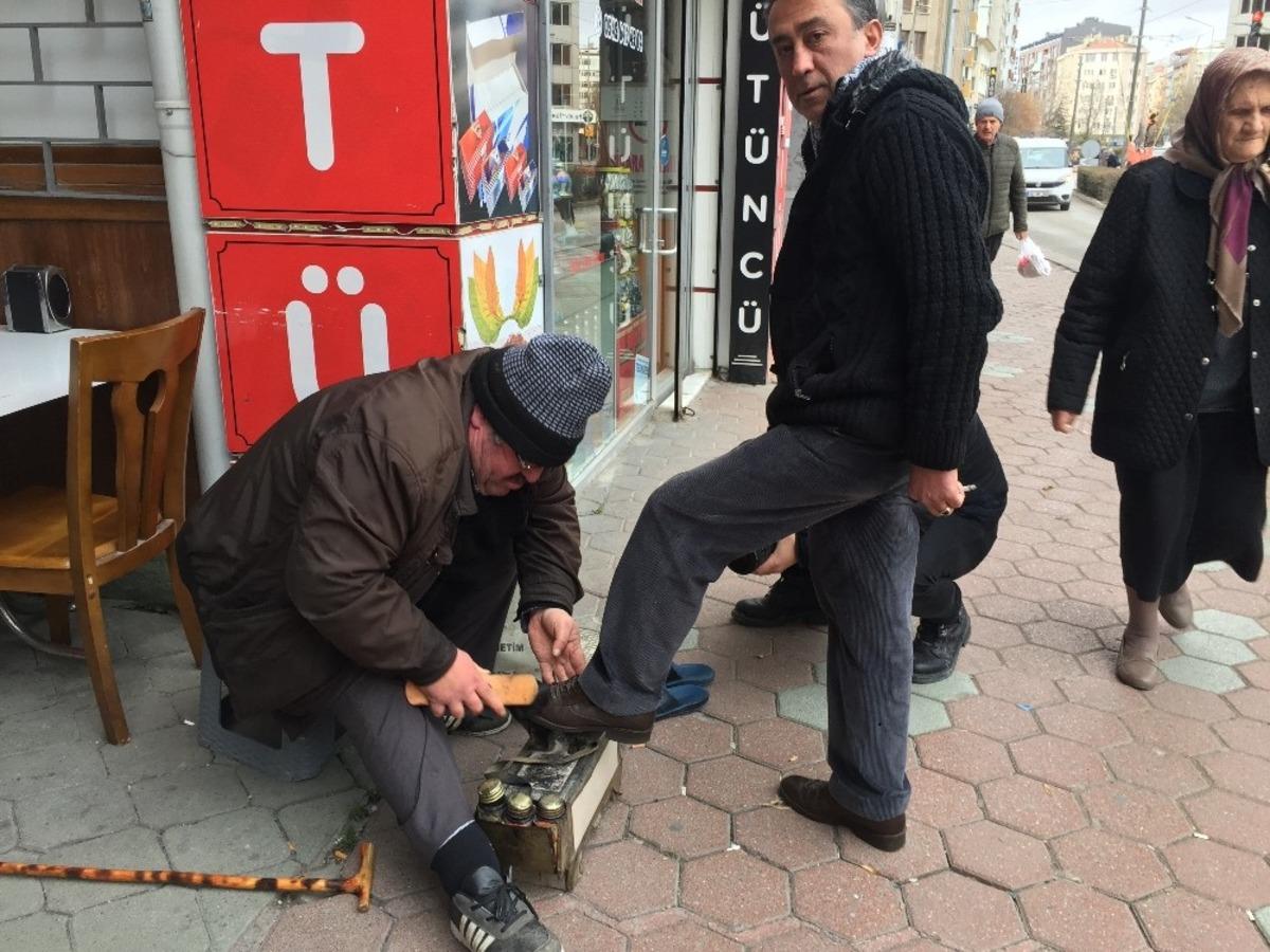 Hem hastalıkla hem bor&ccedil;larla m&uuml;cadele ediyor