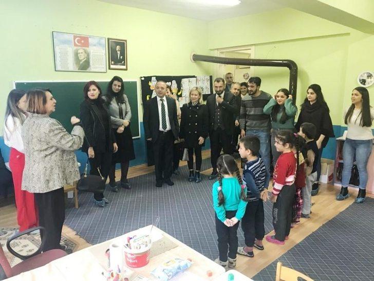 Kaymakam Öner,  köy okulunu güzelleştiren Üniversiteli gençlere teşekkür etti G4