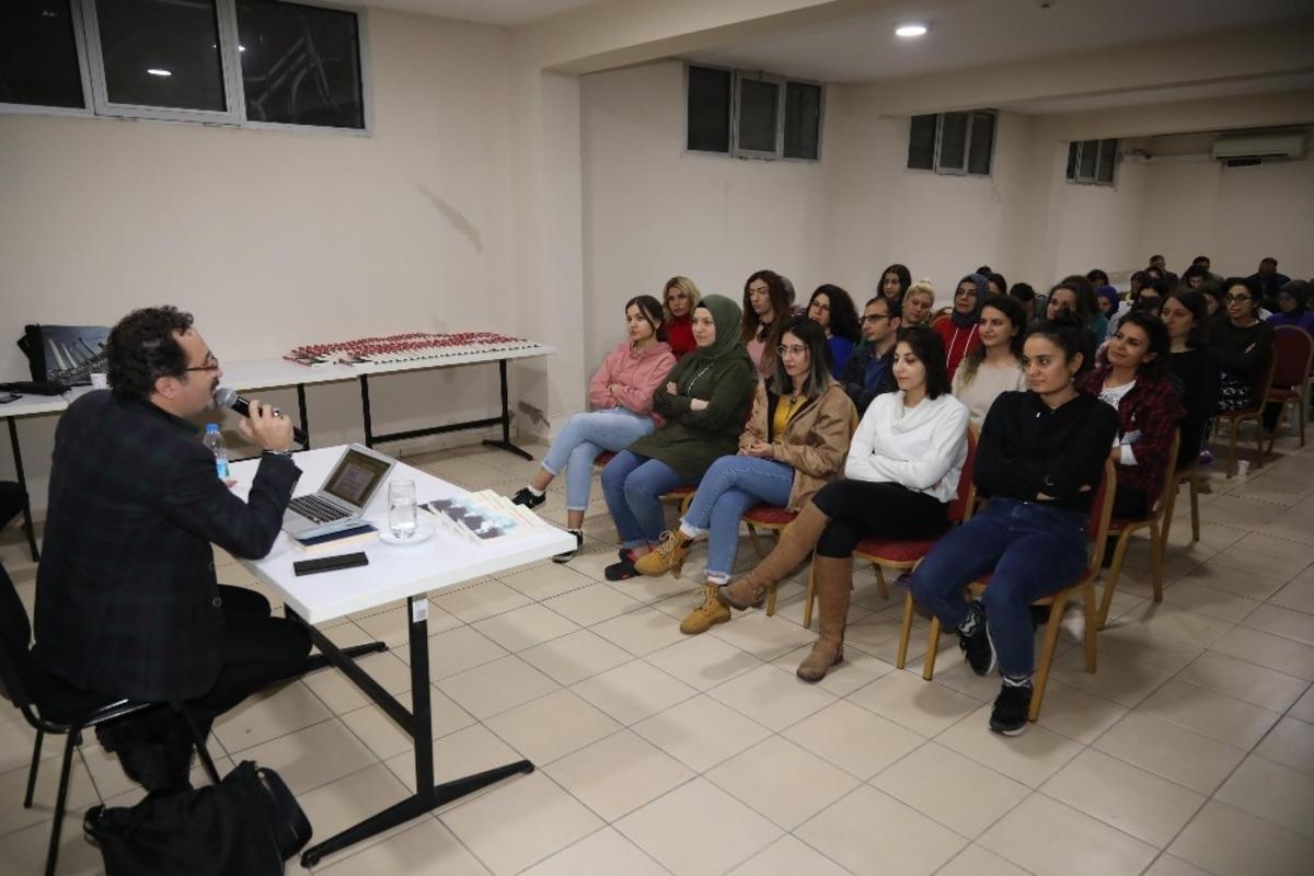 Bayraklı&rsquo;da gen&ccedil;ler yazarlarla buluşuyor