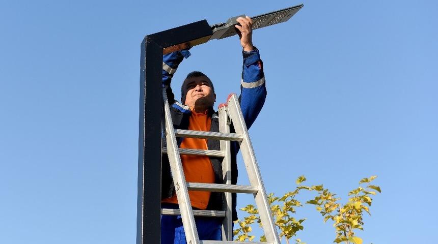 Parklar güneşle aydınlanıyor