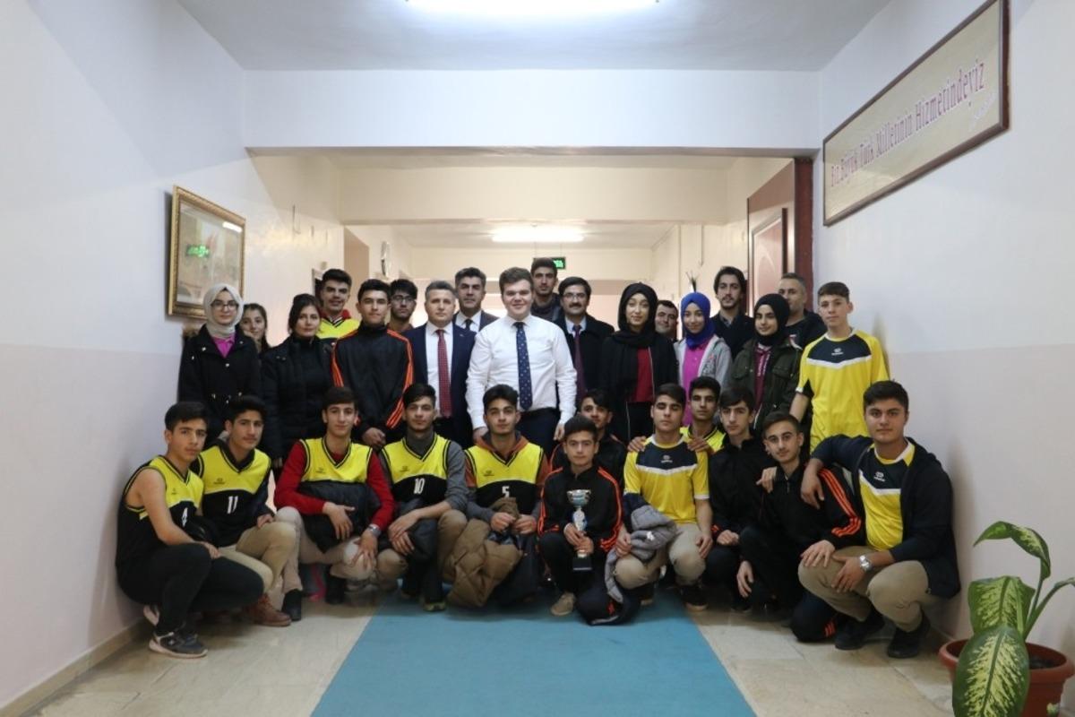 Kaymakam Karaloğlu,  dereceye giren &ouml;ğrencilerle bir araya geldi