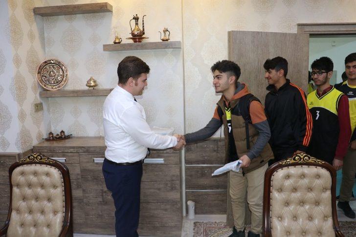 Kaymakam Karaloğlu,  dereceye giren öğrencilerle bir araya geldi G2