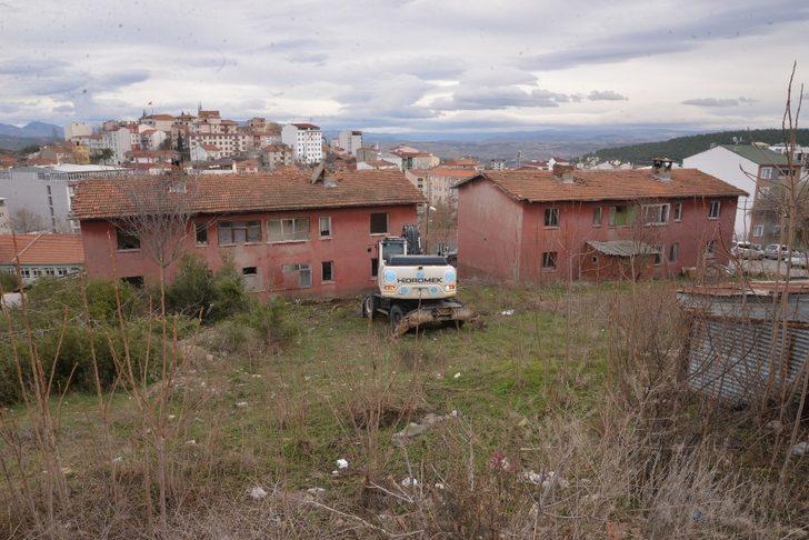 Tehlike arz eden belediye lojmanları yıkılmaya başlandı G4