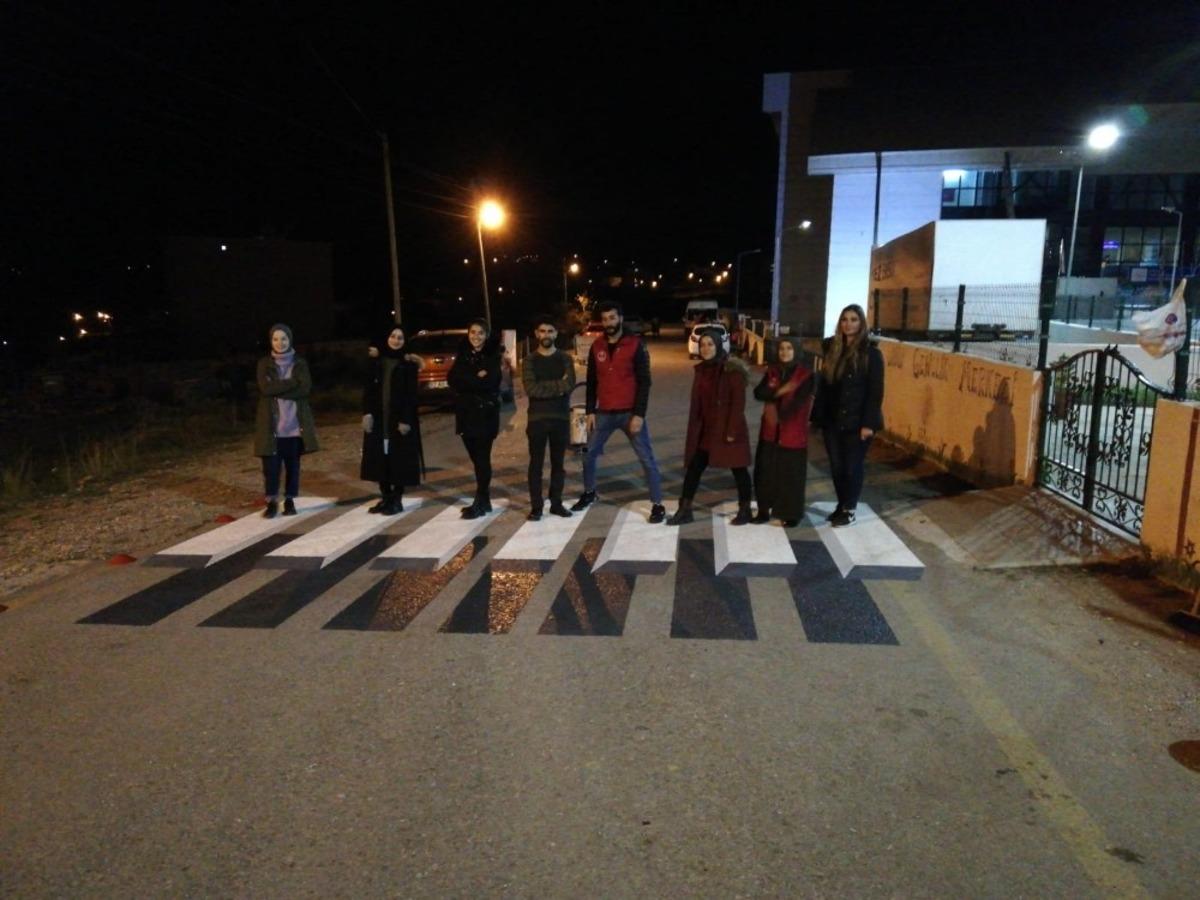 Gen&ccedil;lerden &uuml;&ccedil; boyutlu yaya ge&ccedil;idi