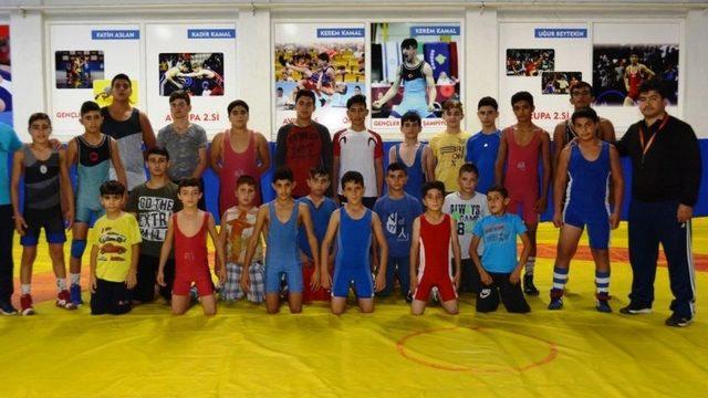 Yunusemreli güreşçiler müsabakalara hazırlanıyor