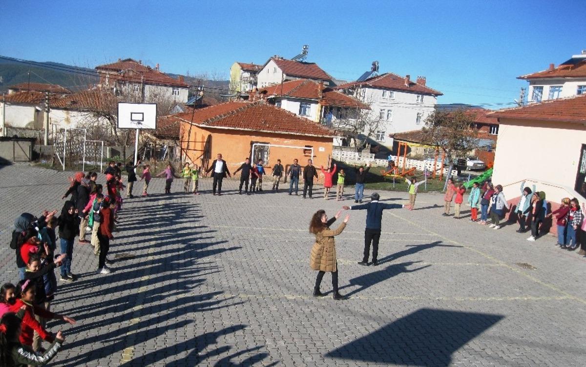 &rsquo;Beyaz Bayrak ve Beslenme Dostu&rsquo; sertifikalı k&ouml;y okulunda etkinlikler