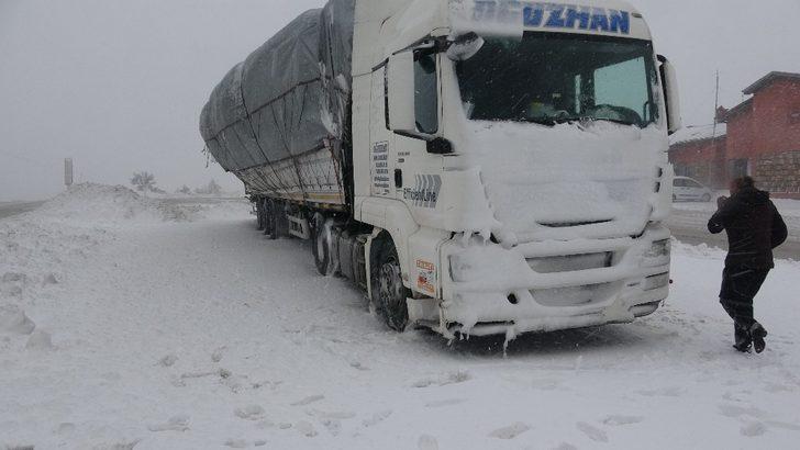 Kar yağışı ve tipi ulaşımı olumsuz etkiledi G2